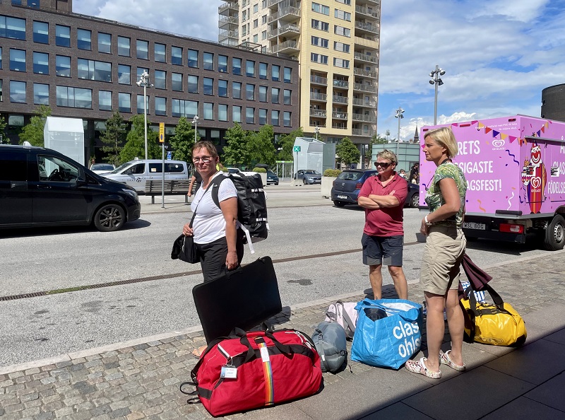 Malmön rautatieasemalla odotellaan noutajaa.